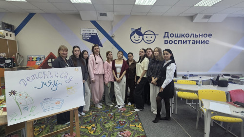 Для студентов группы «Дошкольное образование» прошёл тематический урок с проектной деятельностью. Будущие воспитатели не просто слушали теорию — они создавали свой идеальный детский сад! 