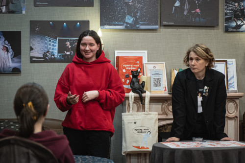  Студенты групп специальностей "Учителя начальных классов" и «Туризм и гостеприимство», обучающиеся в рамках ФП Профессионалитет, посетили «День открытых дверей» в Няганский театр , приуроченный к юбилею округа.