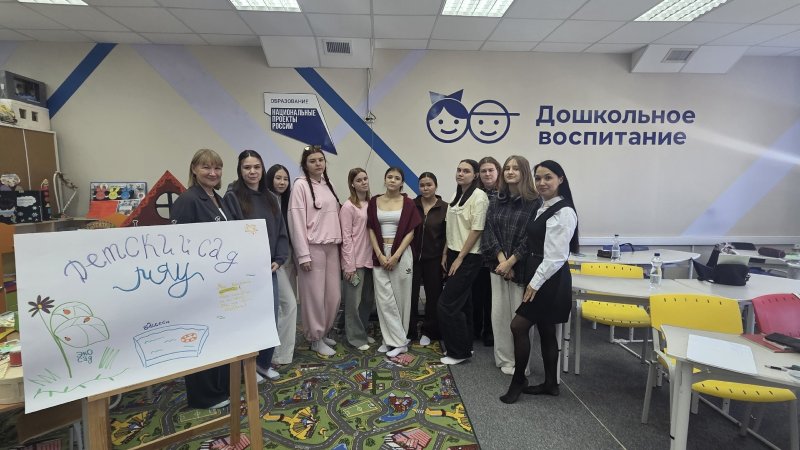 Для студентов группы «Дошкольное образование» прошёл тематический урок с проектной деятельностью. Будущие воспитатели не просто слушали теорию — они создавали свой идеальный детский сад! 