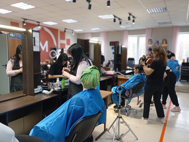  В Няганском Технологическом Колледже прошел чудесный день для женщин серебряного возраста - одно из мероприятий Соглашения о сотрудничестве с БУ "Няганский КЦСОН"