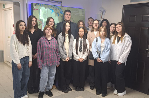  21 ноября 2025 года в музее АО «РН-Няганьнефтегаз» в рамках мероприятия «Маленький подвиг для большой Победы» студенты Няганского технологического колледжа погрузились в атмосферу истории