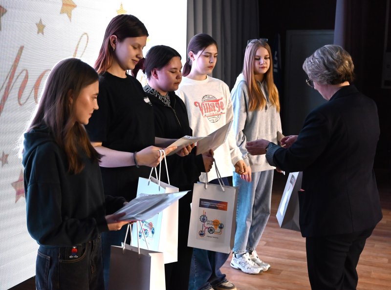 Торжественное вручение Свидетельств о профессии рабочего, должности служащего по профессии парикмахера школьникам 10-11 классов